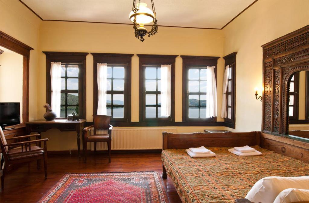 Vergoula'S Mansion كاستوريا المظهر الخارجي الصورة